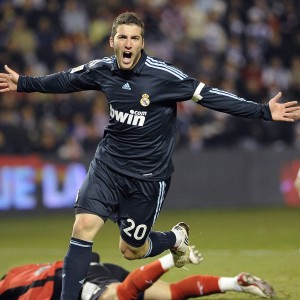 开云赛事集团-巅峰对弈！TheShy武器大师孤身断后，JackeyLove霞闪现向前，鏖战70分钟终局胜负只在一线间，70分钟鏖战！TheShy神操作断后，JackeyLove闪现决胜一线间